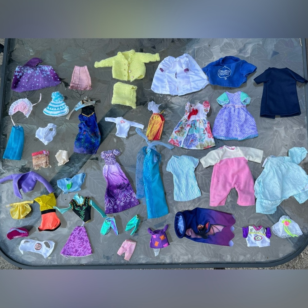 HUGE LOT OVER 200 PIECES BARBIE, BRATZ, DISNEY AND MORE